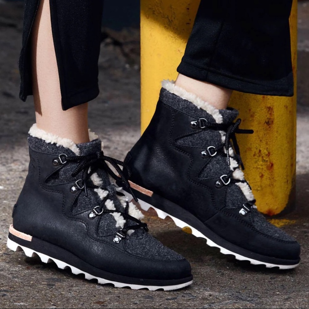 SOREL Women's Sneakchic Shearling Boot Size 10